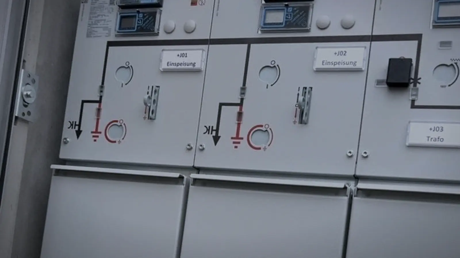 Bedienfront der Mittelspannungsanlage mit beschrifteten Feldern für Einspeisung und Trafo