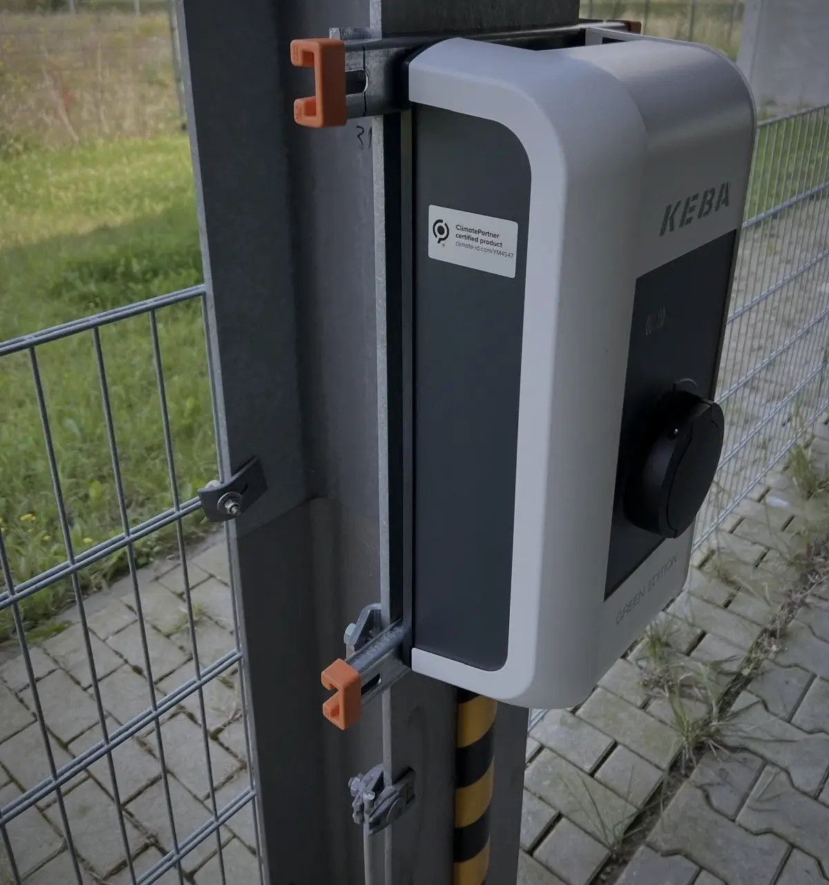 AC-Wallbox an einer Stahlstütze montiert, Ladepunkt am Stellplatz