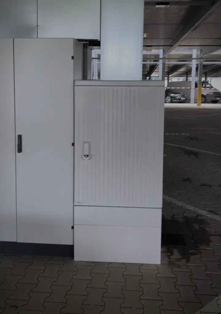 Freistehende Trafostation neben einem Parkdeck, Anschlussbereich im Boden