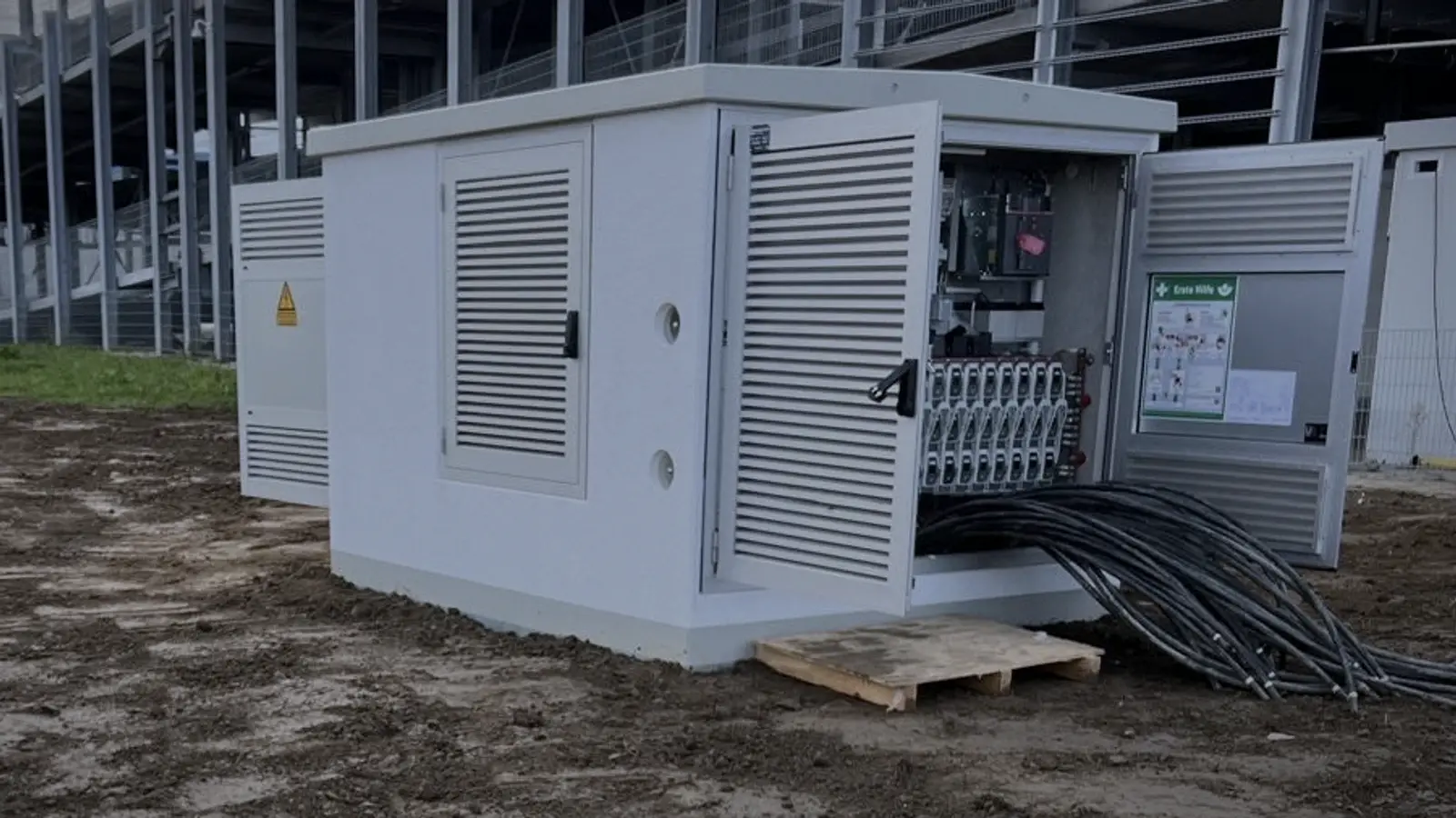 TRAFOSTATION & MITTELSPANNUNG: Einspeisung: 20.000 Volt.